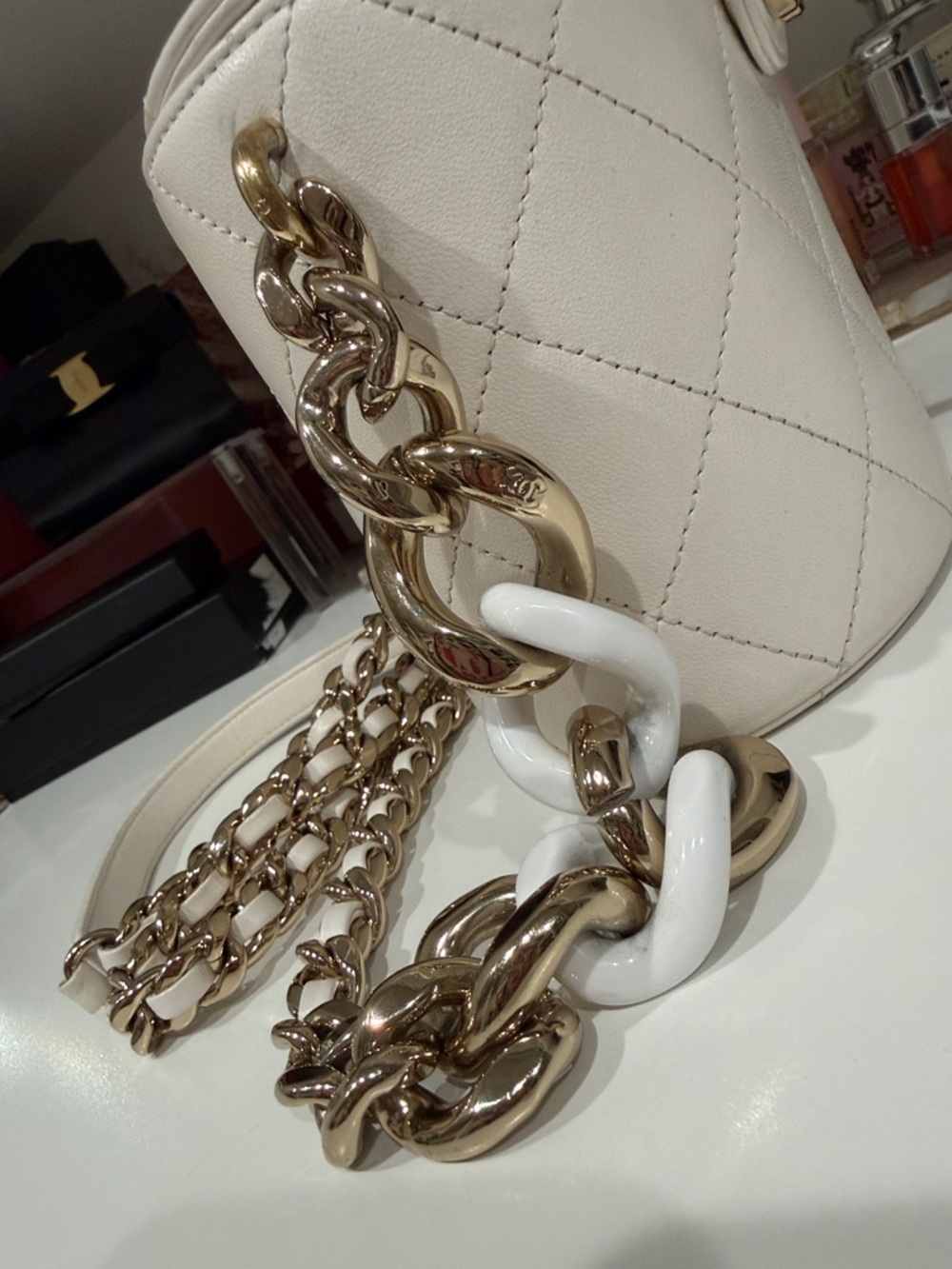 Chanel vintage lambskin, vanity case round bucket style with cc Turlock & chain - Picture 6 of 16